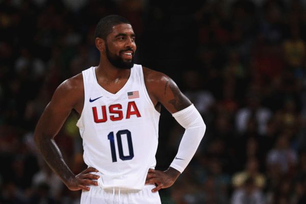 名记：字母最近向队友强调专注篮球的重要性，别被外界声音干扰