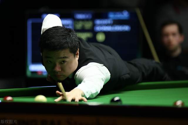 巴甲福塔莱萨门将在4名队友提醒下未注意身后对手，开球时遭抢断丢球